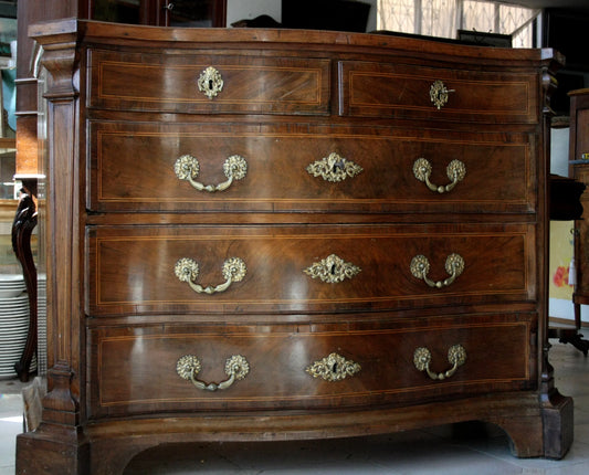 18th century Spanish walnut chest of drawers with refined chest of drawers, elegant line and curved front in antique wood