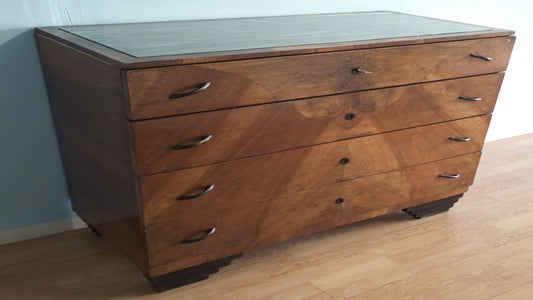 Vintage wooden chest of drawers with four drawers and curved handles, ideal for a bedroom in a vintage wood style.