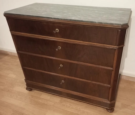 19th century chest of drawers in walnut with four drawers and decorative dark wood feet classic