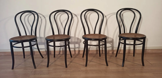 Quattro sedie da pranzo nere in faggio curvato nello stile thonet italia set disposte in fila