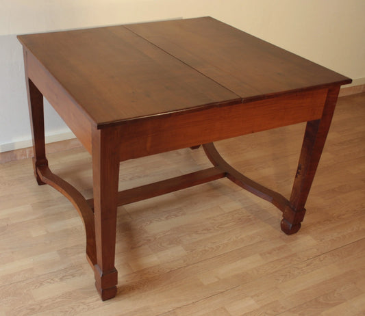 Antique and elegant Art Nouveau table in solid cherry wood with curved legs and a restored extendable vintage deco rectangular top