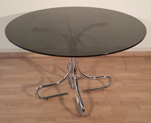 Mid-century chrome-plated steel coffee table with round black smoked glass top, elegant Italian design