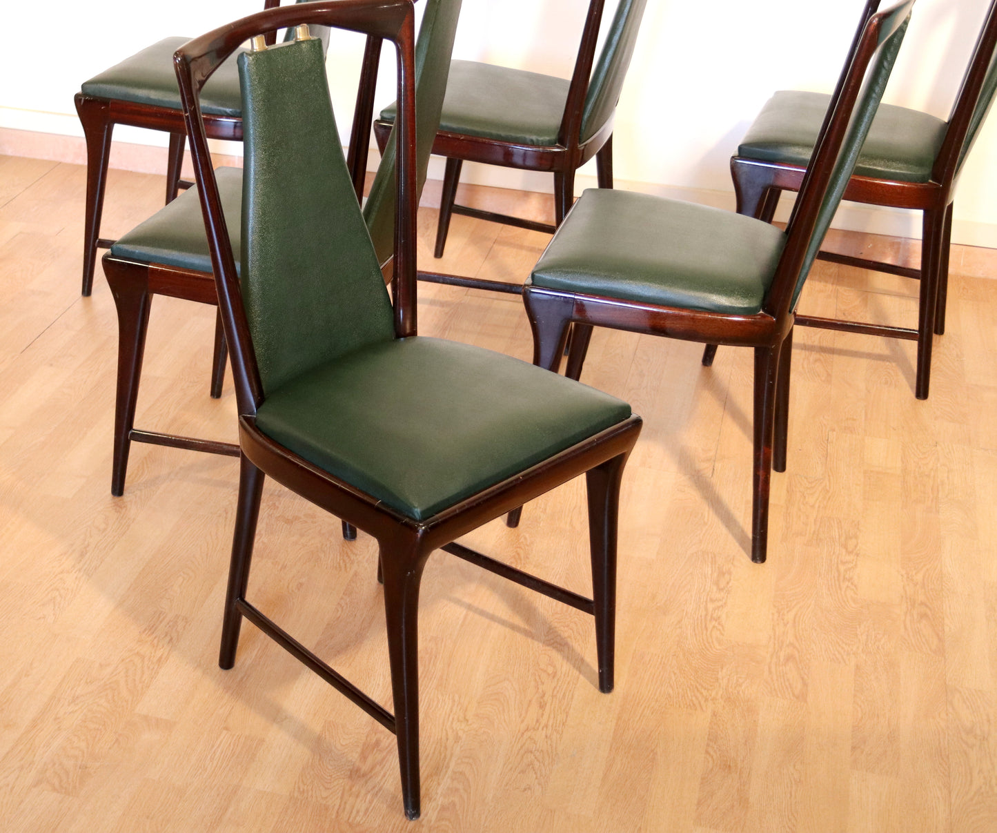 Set of 6 Mid-Century Chairs by Osvaldo Borsani, Atelier Borsani Varedo, Mahogany, Rosewood, Leather, and Brass, Italy, 1950s