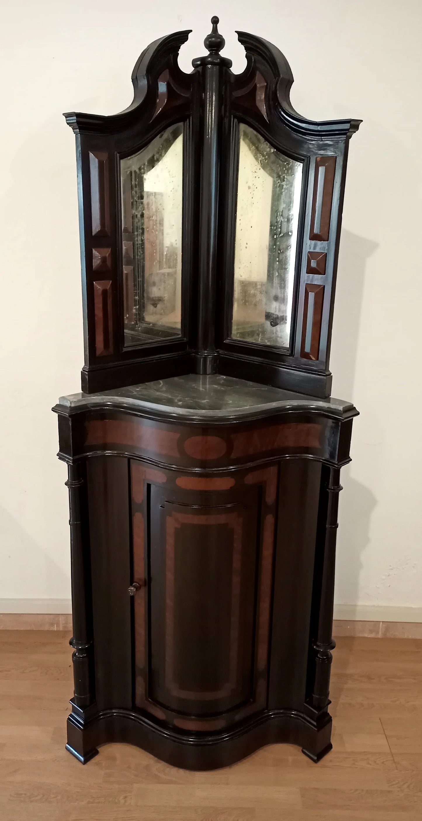 Splendida angoliera in ottime condizioni in legno scuro con ante a specchio e dettagli intagliati ornate