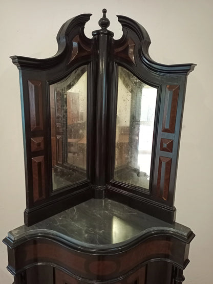 Splendida angoliera in legno scuro con pannelli specchiati e dettagli curvi in ottime condizioni con corpo inferiore