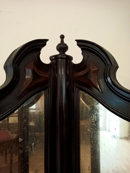 Splendida angoliera in ottime condizioni con cornice specchio in legno scuro e dettaglio curvo ornamentale