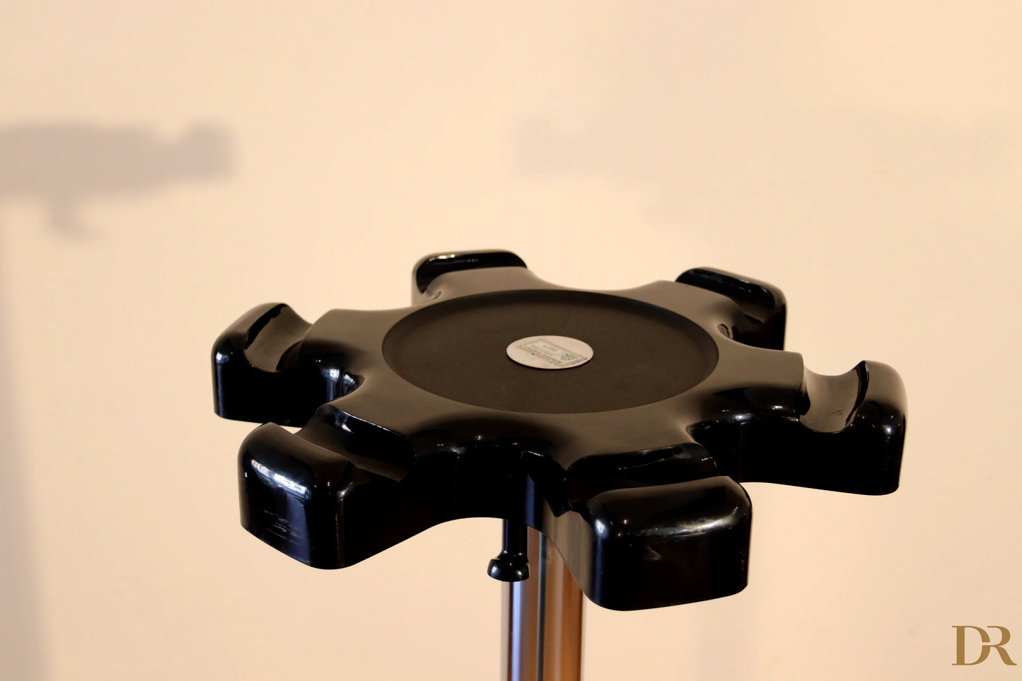 Velca Milano coat stand in glossy black with six arms and a central silver emblem by Paolo Orlandini and Roberto Lucci