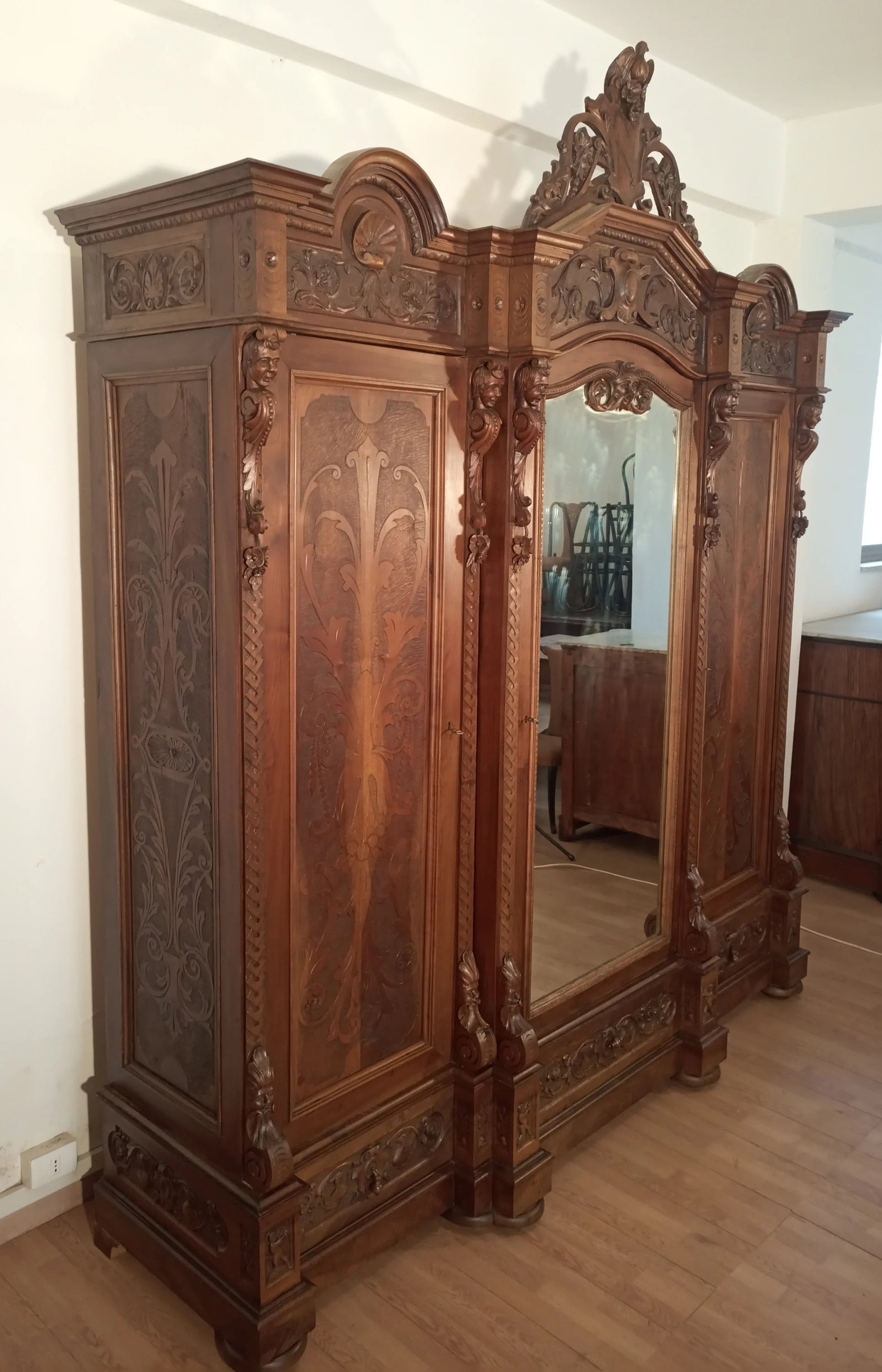 Armadio antico in stile rinascimentale italia fine xix secolo in legno intagliato con pannello specchio centrale