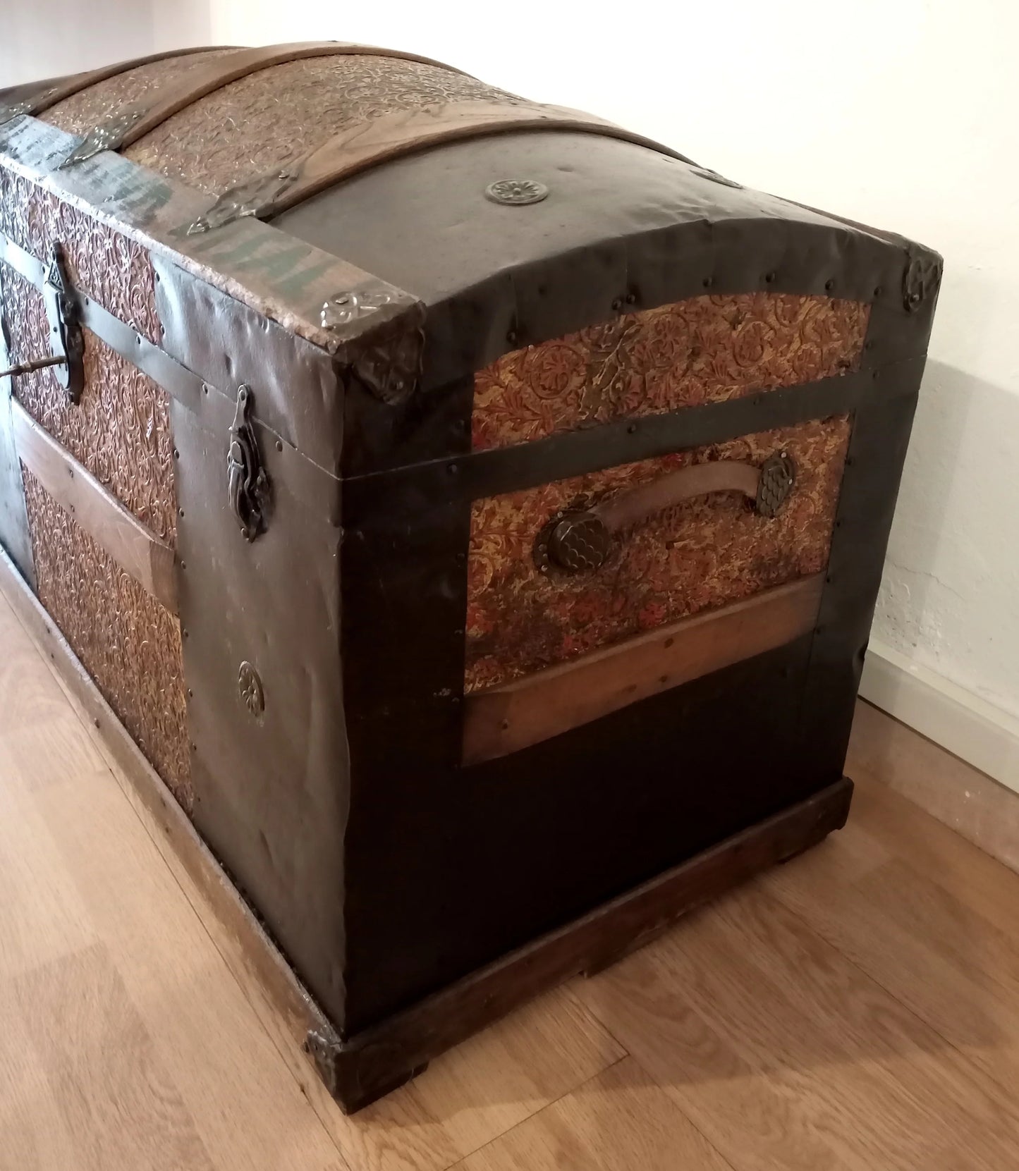 Antico baule bombato epoca 800 in legno restaurato con ferramenta metallica e coperchio curvo forziere legno e metallo