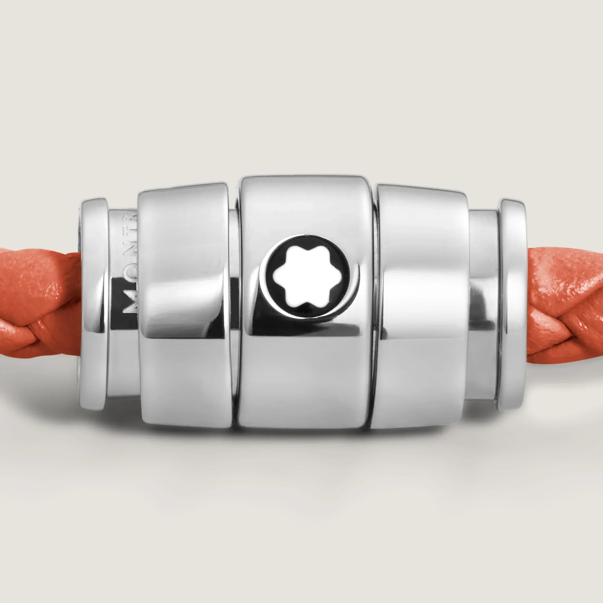 Classe argentata con emblema a stella che fissa pelle meisterstück cayenne intrecciata arancione vibrante