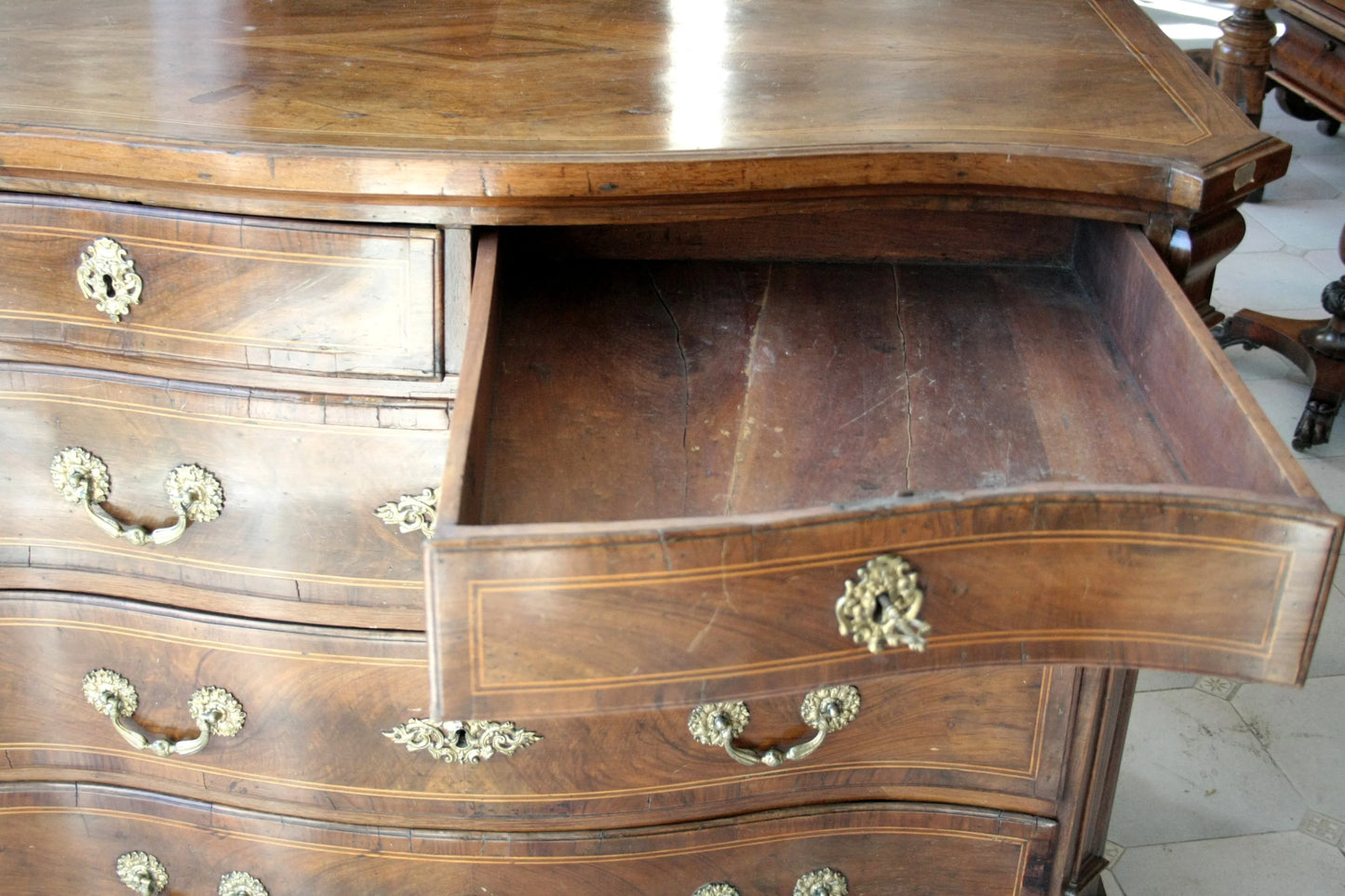 Canterano in noce xviii secolo spagna con un cassetto aperto mostra linterno antico raffinato cassettone linea elegante fronte ricurvo