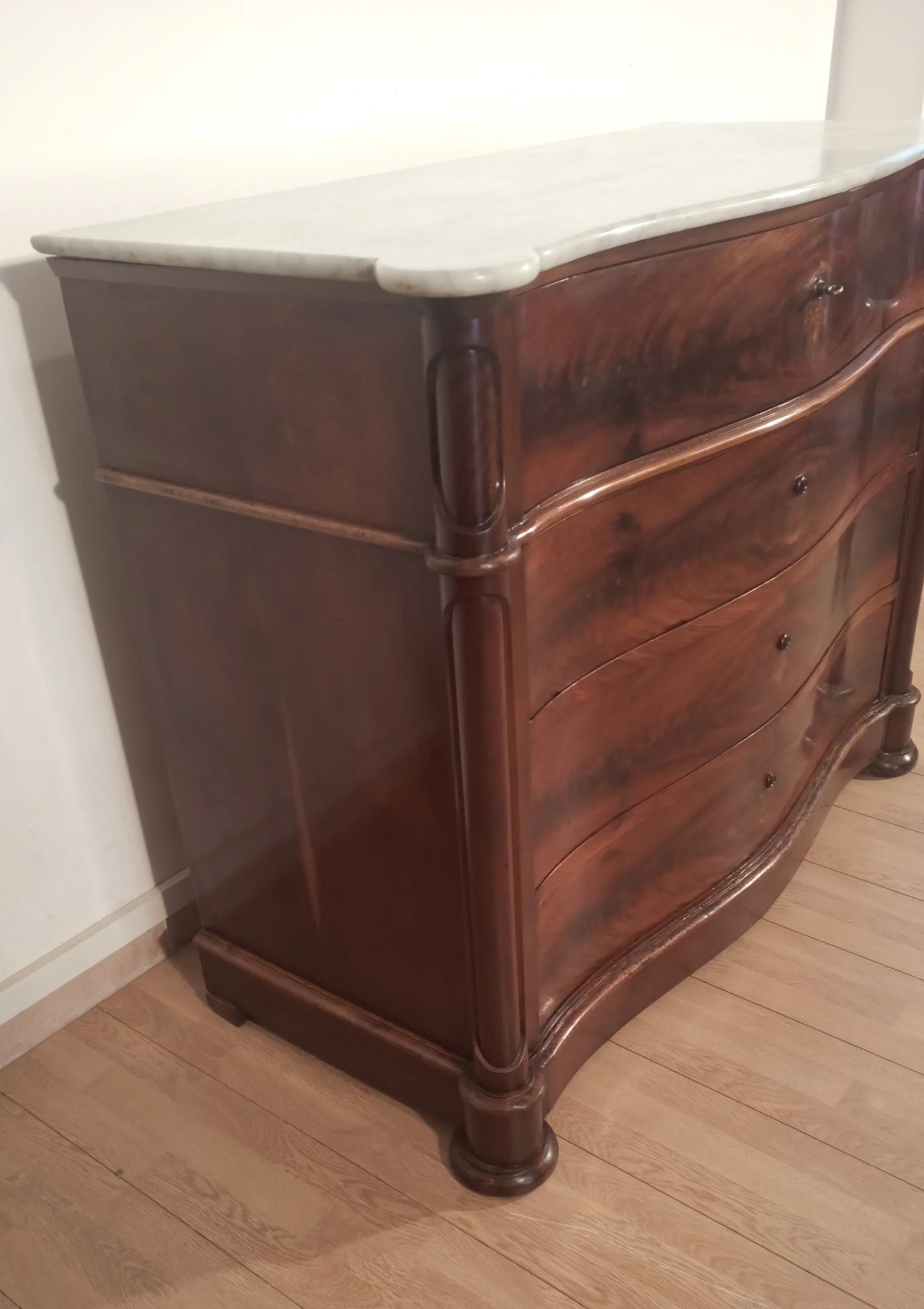 Cassettone luigi filippo in piuma di mogano con ripiano in marmo bianco carrara xix secolo