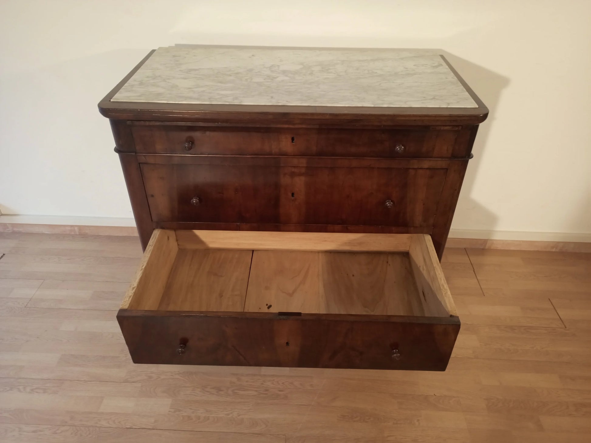 Cassettiera in legno italiana del xix secolo con tre cassetti e uno cassetto aperto in vista