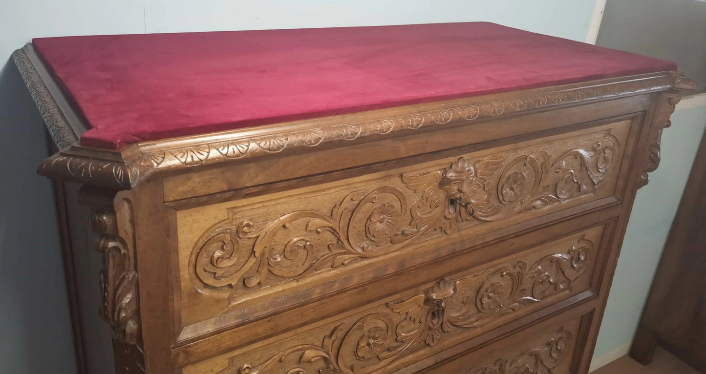 Cassettiera italiana in noce intagliato ottocentesca con piano rosso, mobile in legno intagliato elegante e raffinato