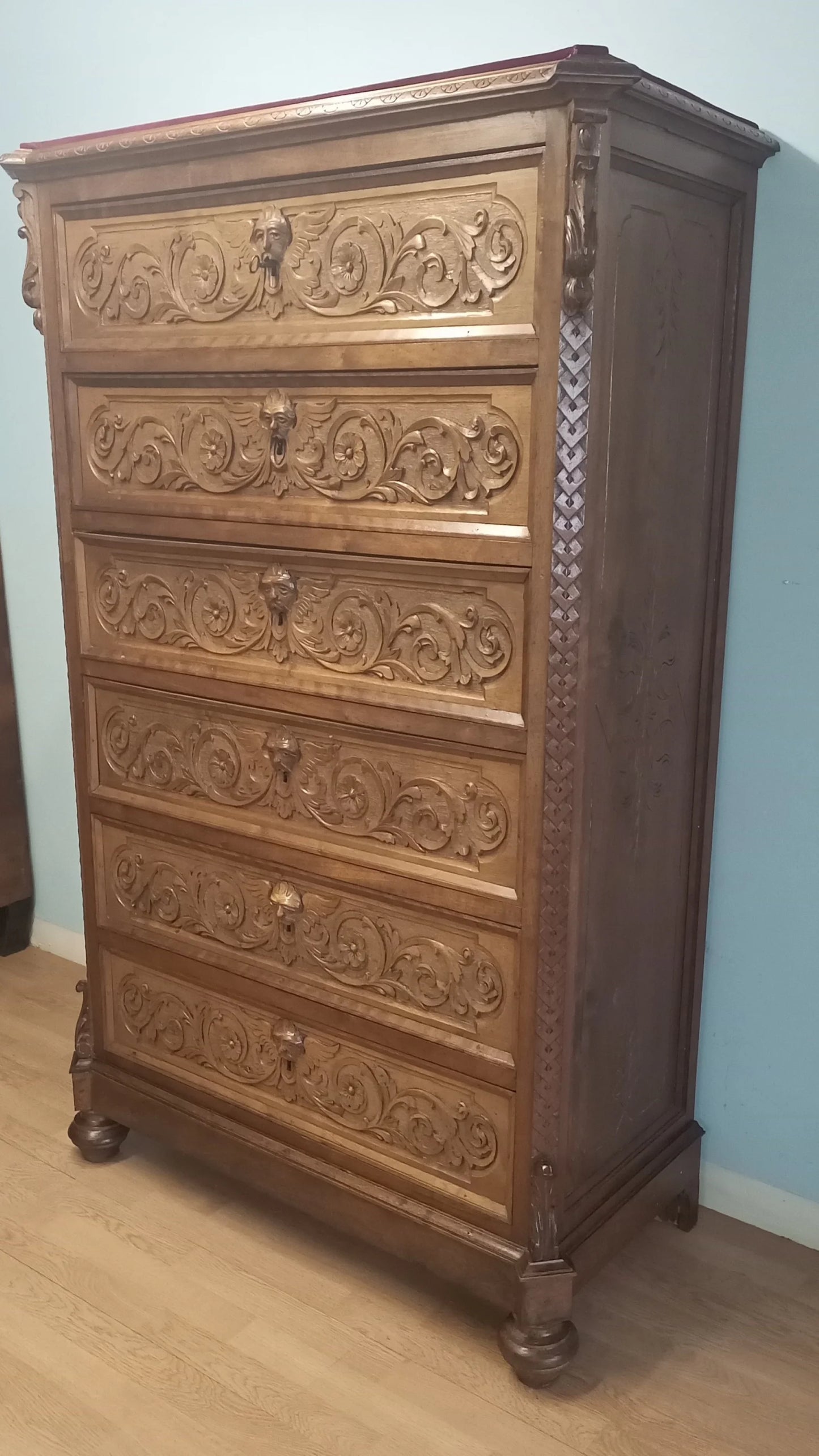 Cassettiera italiana in noce italiana ottocentesca con sei cassetti e intagli decorativi a motivi a voluta