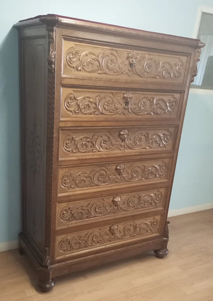 Cassettiera italiana in noce italiana ottocentesca con sei cassetti intagliati e decorazioni a scrolls sul fronte