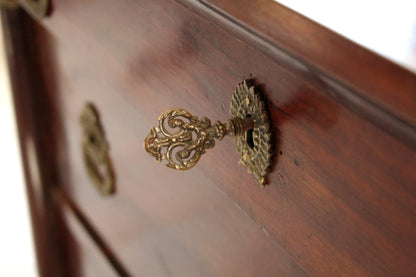 Chiave scheletrica in ottone decorata inserita in serratura di cassettiera impero in noce con bronzo xix secolo artigianato italiano d’epoca