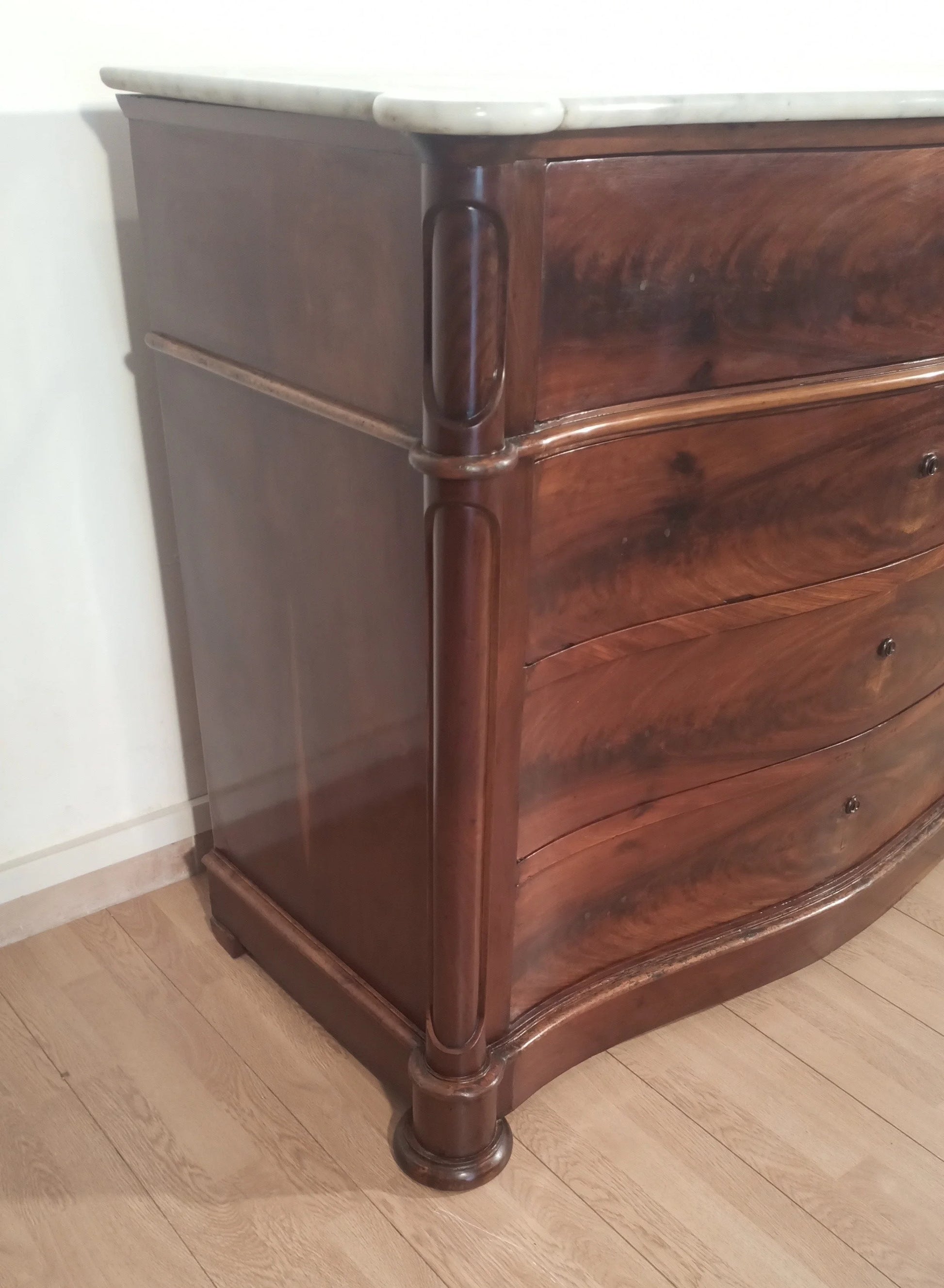 Cassettone luigi filippo in piuma di mogano con ripiano in marmo bianco carrara xix secolo