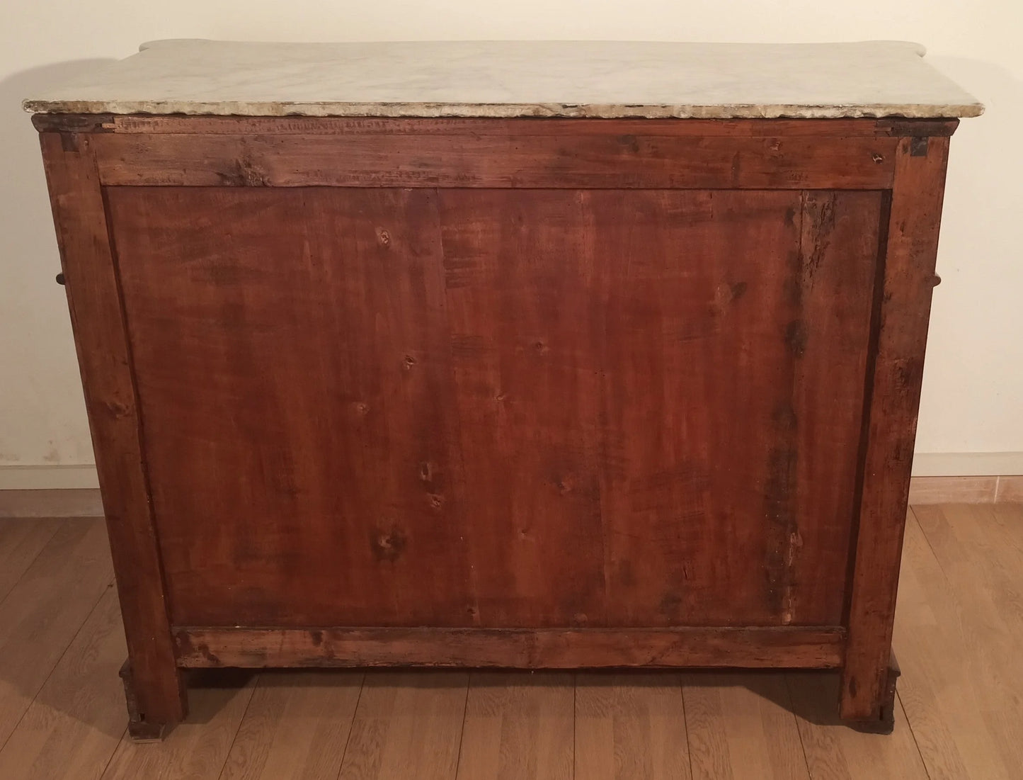Piccolo cassettone luigi filippo in piuma di mogano con ripiano in marmo bianco carrara xix secolo
