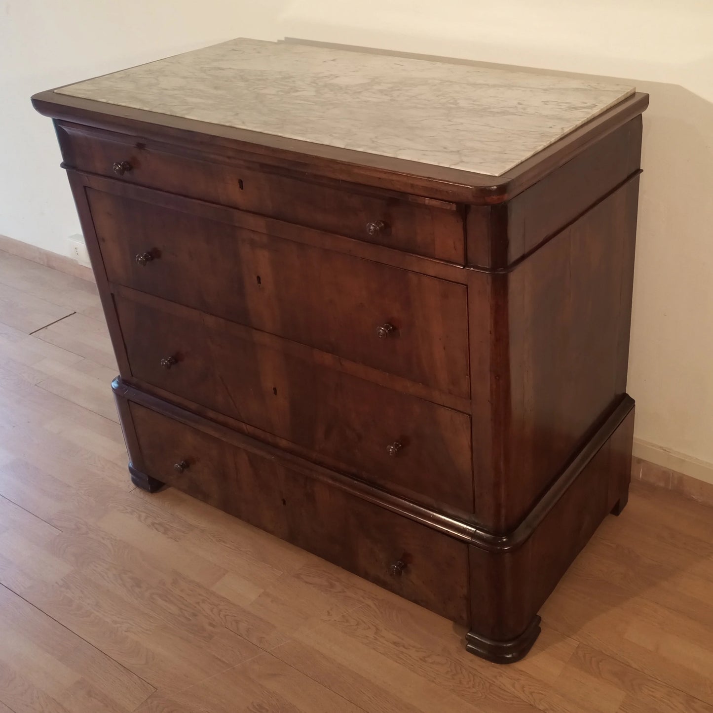 Cassettiera italiana in legno scuro con quattro cassetti e piedi torniti xix secolo