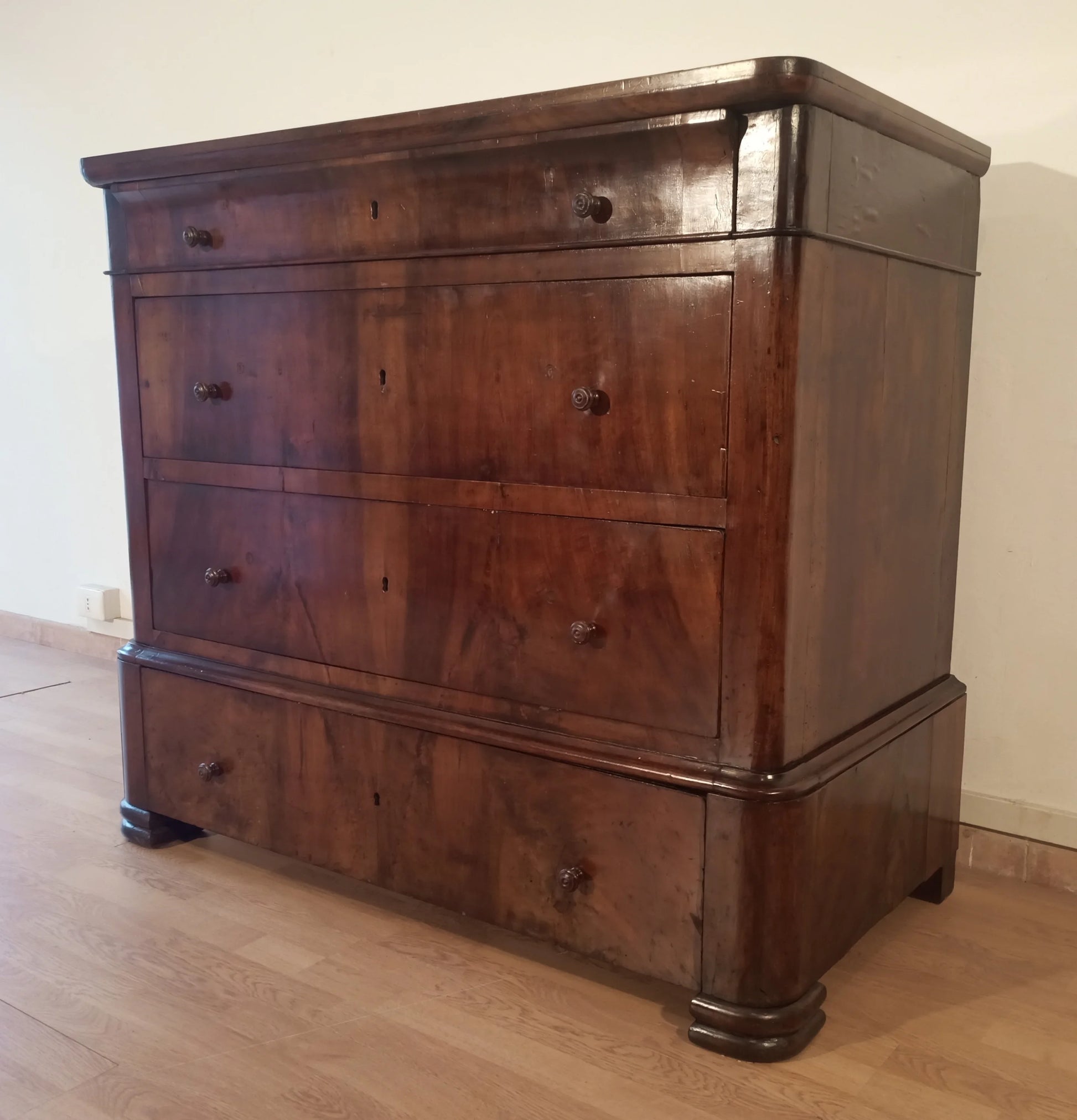 Cassettiera in legno italiana scura con quattro cassetti e angoli curvi alla base xix secolo