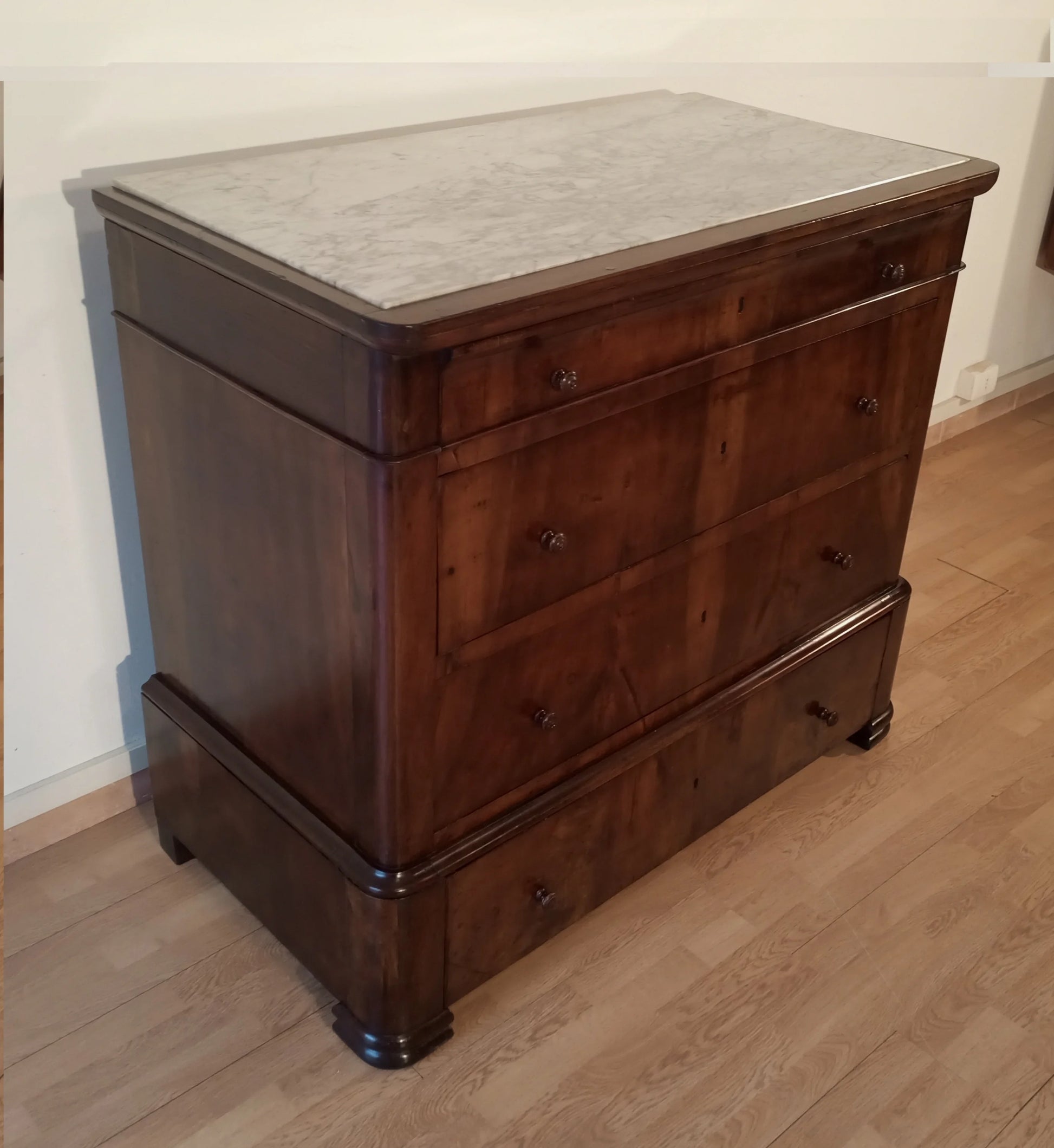 Cassettiera italiana in legno scuro con cinque cassetti e piedi decorativi xix secolo
