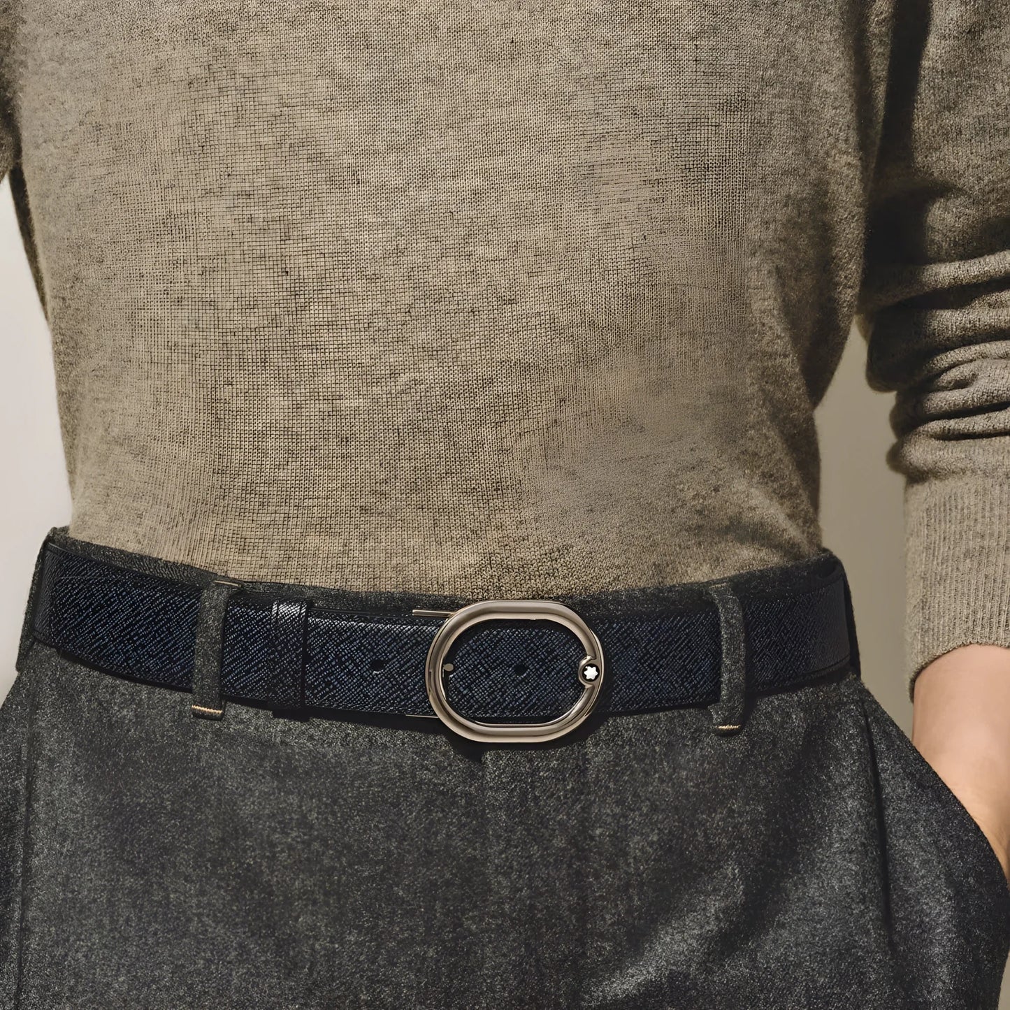 Montblanc cintura reversibile in pelle blu tweed con fibbia ovale argento unisce eleganza e funzionalità