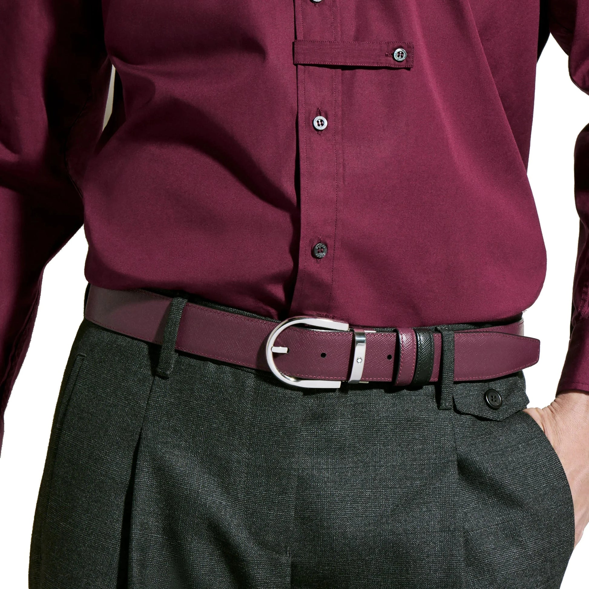 Montblanc cintura reversibile 35 mm in raffinata pelle liscia nera e cassis con fibbia a ferro di cavallo argentata