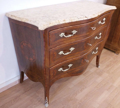 Comò 3 cassetti in stile luigi xv in bois de rose intarsiato con piano in marmo e maniglie ornate in metallo