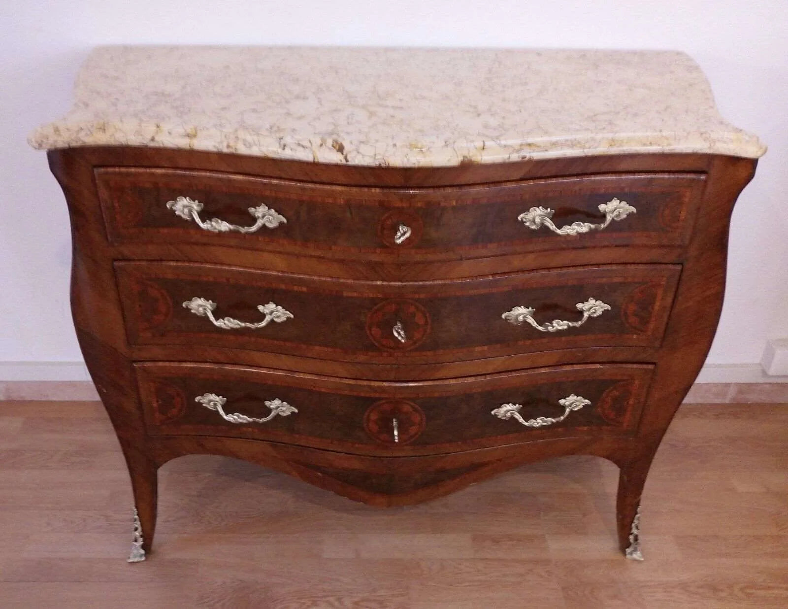 Comò 3 cassetti in stile luigi xv in bois de rose intarsiato con piano in marmo e maniglie in ottone ornate