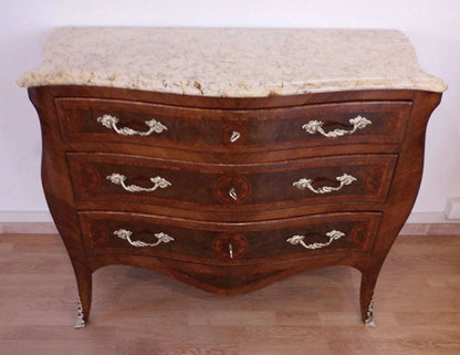 Comò 3 cassetti in stile luigi xv in bois de rose intarsiato con piano in marmo e maniglie in ottone ornate