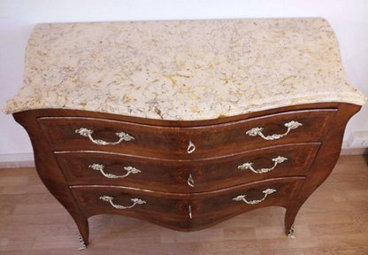 Comò 3 cassetti in stile luigi xv in bois de rose intarsiato con piano in marmo e maniglie ornate in metallo