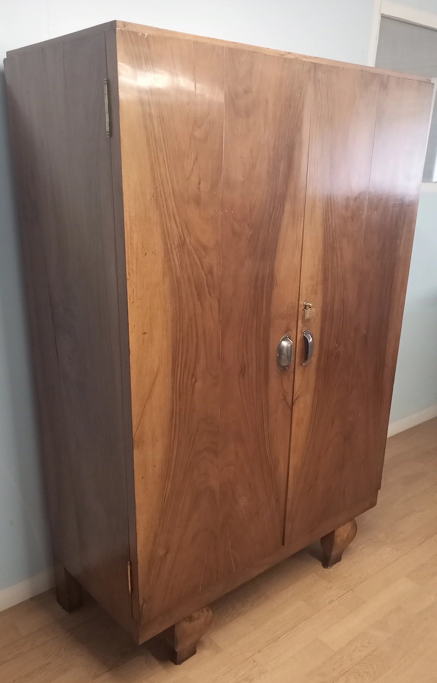 Mobile cassettiera in noce con due ante e gambe corte restaurato inizi 900 in legno massello