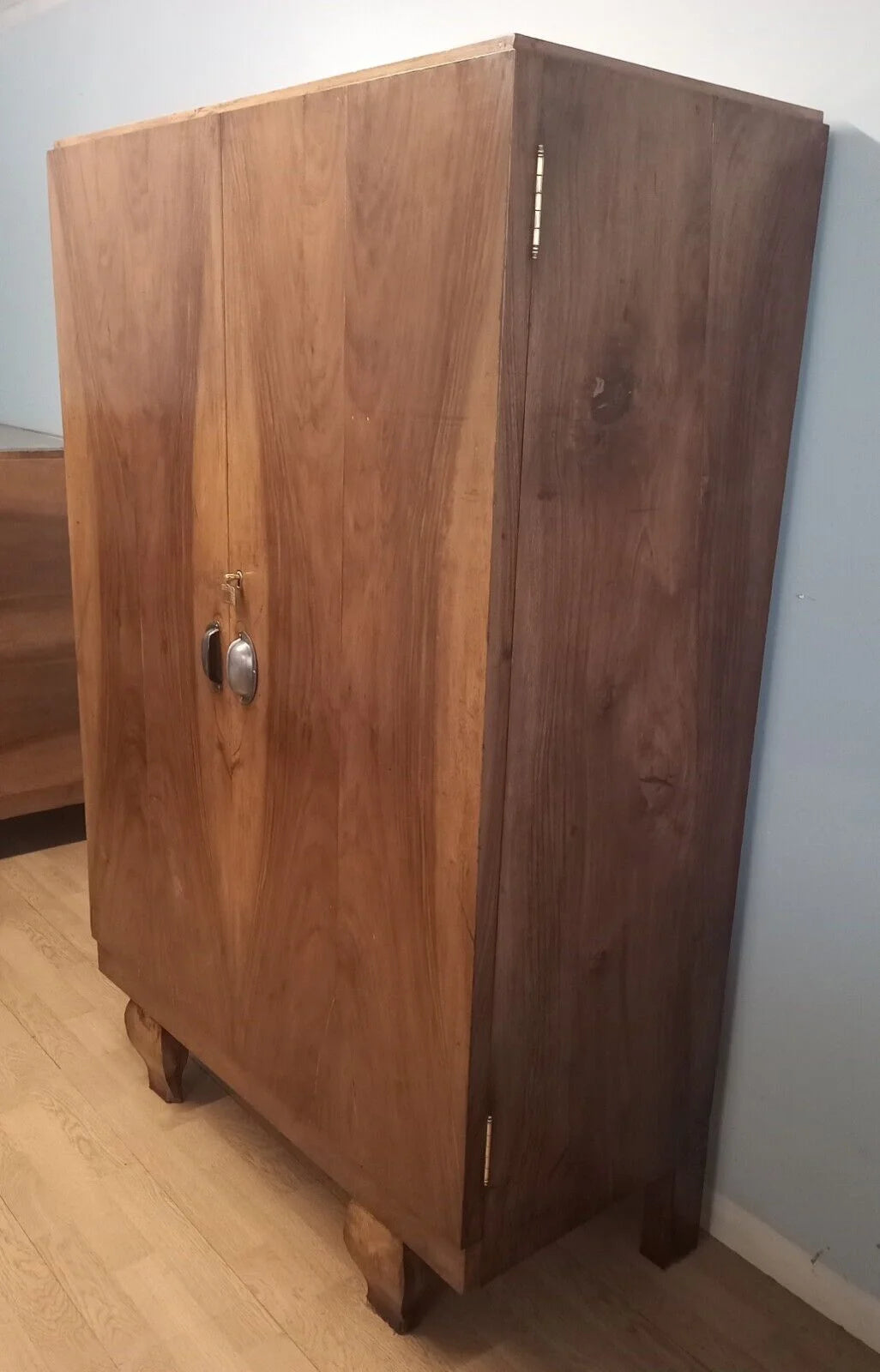Mobile cassettiera in noce inizi 900 restaurata con un anta singola e gambe corte in legno