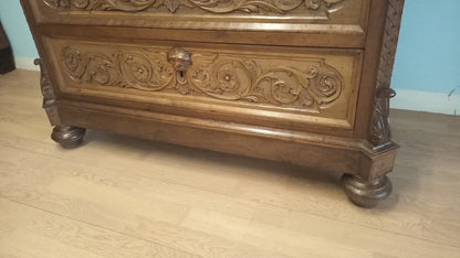 Ornate Italian walnut chest of drawers with decorative carvings and pine cone feet, set of 3 19th century nightstands