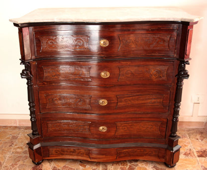 Elegante cassettone napoletano xix secolo in palissandro con fronte curvo e dettagli intagliati decorativi