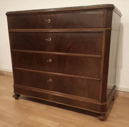Cassettone cassettiera xix secolo in noce con quattro cassetti e piedi decorativi in legno scuro classica