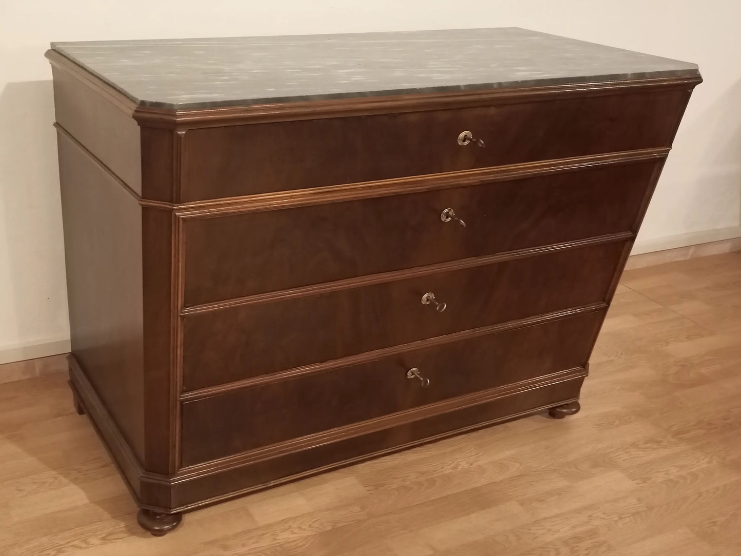 Comò cassettone cassettiera xix secolo in noce con quattro cassetti e pomelli rotondi in legno scuro classica