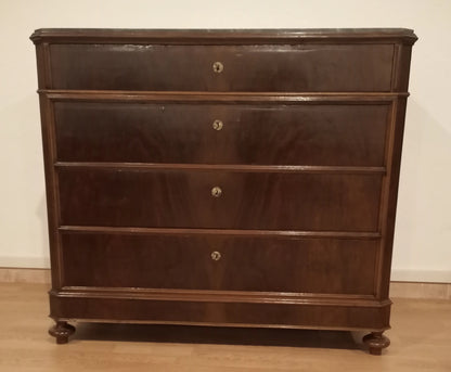 Comò cassettone classico xix secolo in noce con quattro cassetti e piedi rotondi in legno scuro