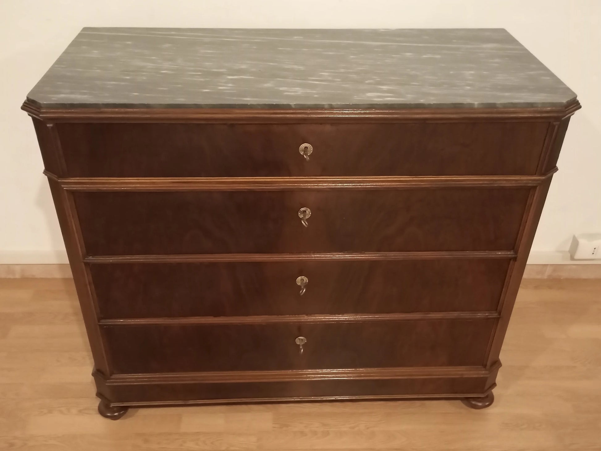 Comò cassettone cassettiera xix secolo in noce scuro con quattro cassetti e piano in marmo, cassettiera classica elegante