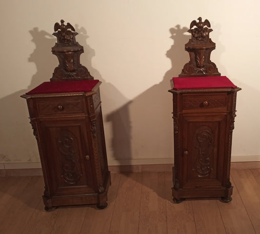 Pair of Italian walnut bedside tables with red velvet top, late 19th century, elegant antique furniture from Italy