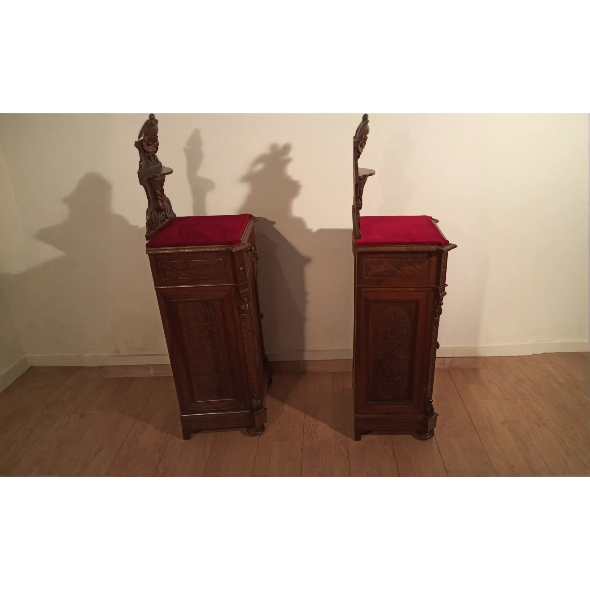 Pair of antique carved wood side tables Comodini italiani in noce XIX secolo Italia