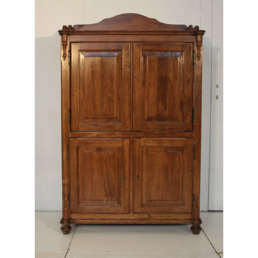 Armadio in legno con porte pannellate e cornicione, Credenza classica Dario Raia Antiquariato