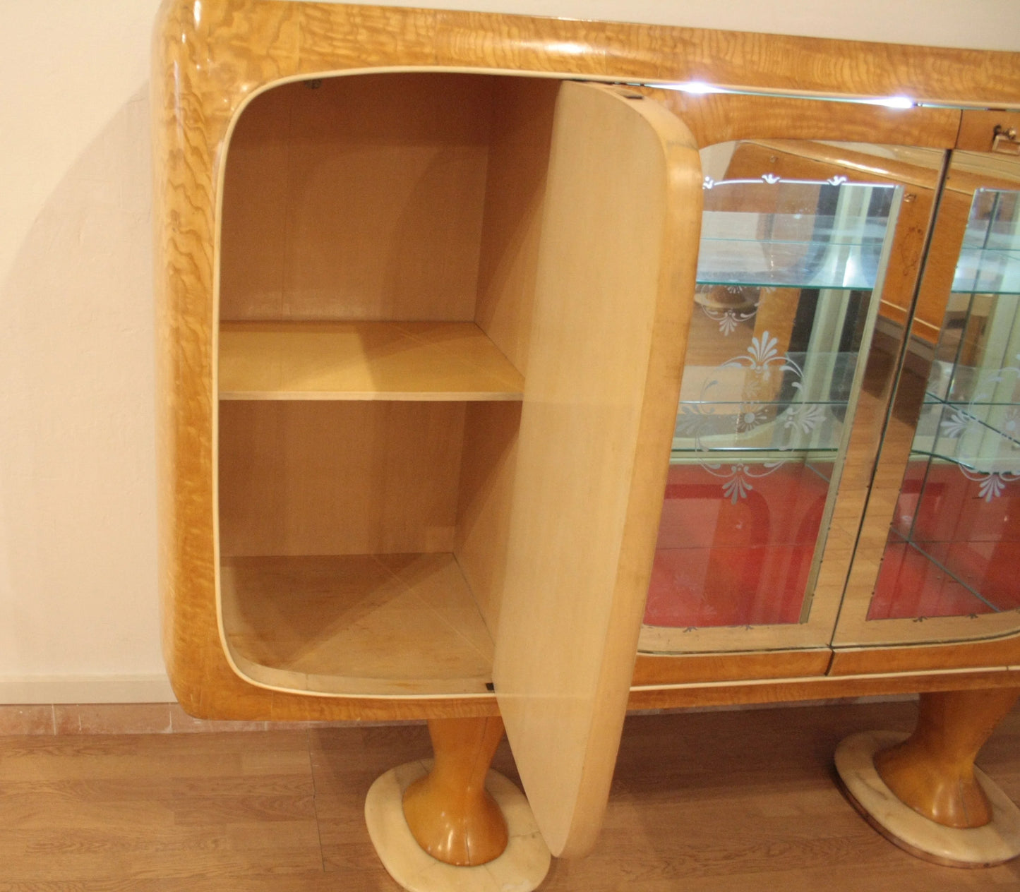 Mobile bar credenza vittorio dassi anni 50 con porta aperta struttura art deco in legno essenziale e moderna