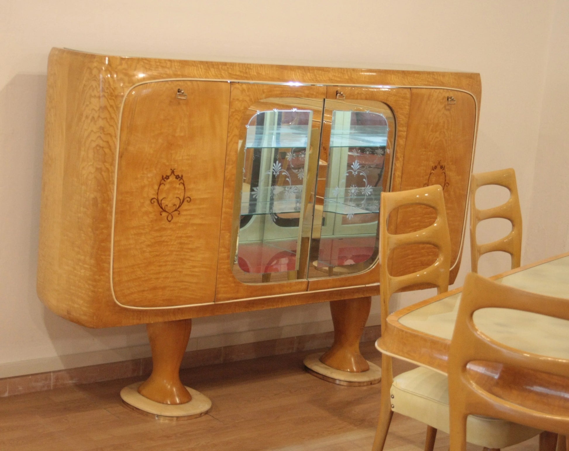 Mobile bar credenza in legno art deco con ante in vetro di vittorio dassi credenza mid-century moderna anni 50
