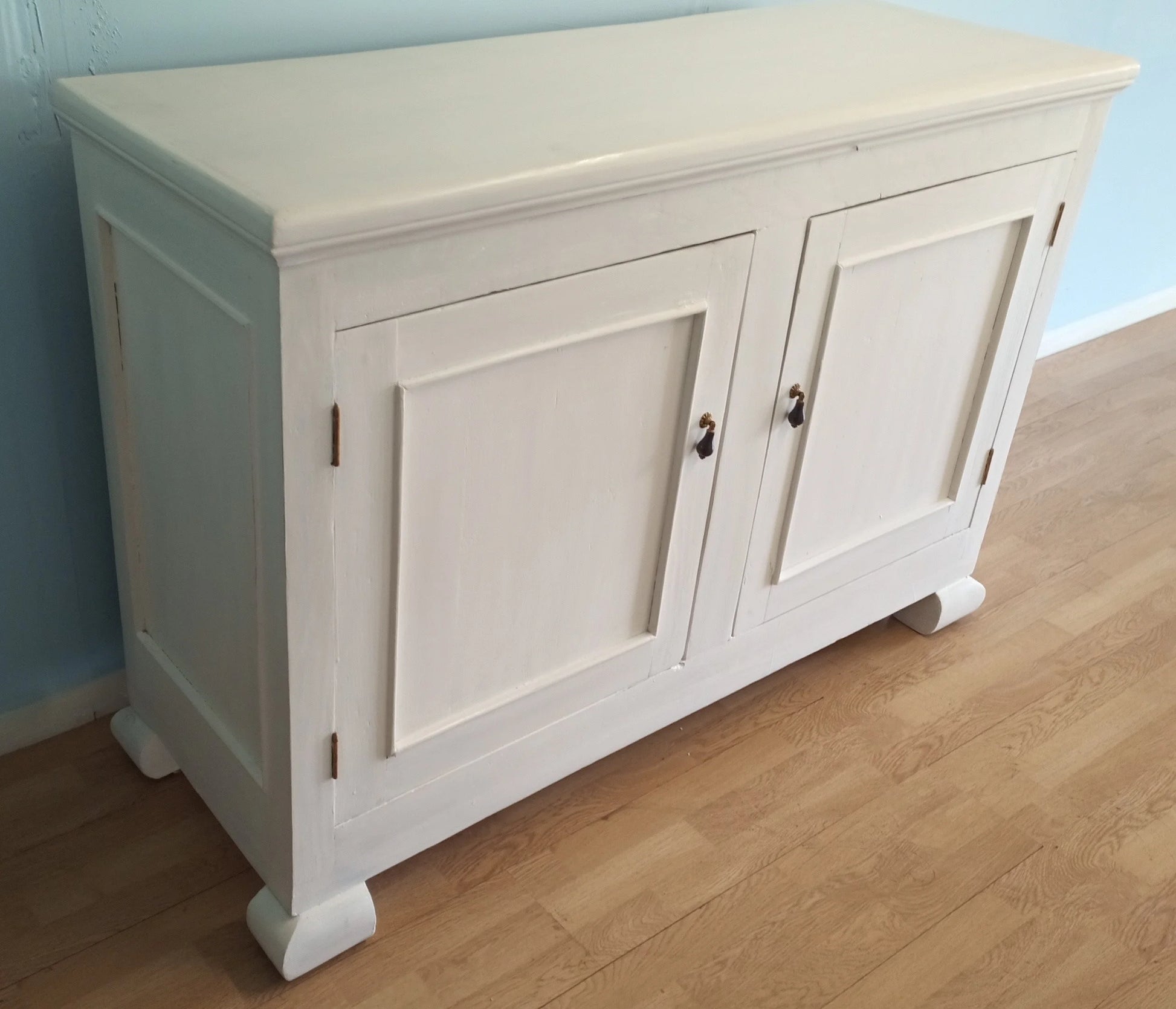 Madia credenza dispensa in legno bianco avorio con due ante e piedi decorativi in design provenzale shabby