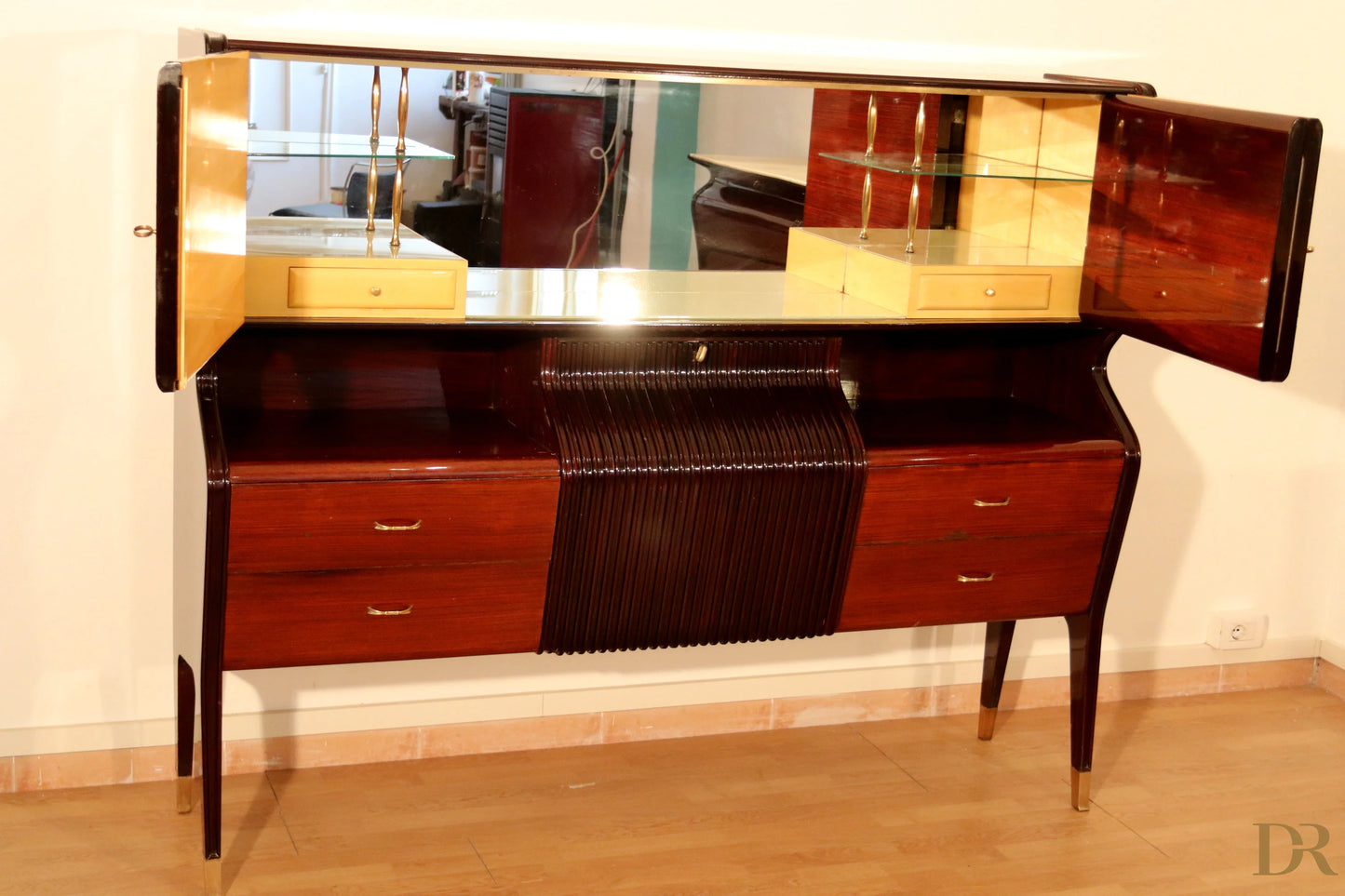 Mid-century Osvaldo Borsani sideboard in mahogany and brass with mirrored doors and glass shelves, Borsani furniture, Varedo