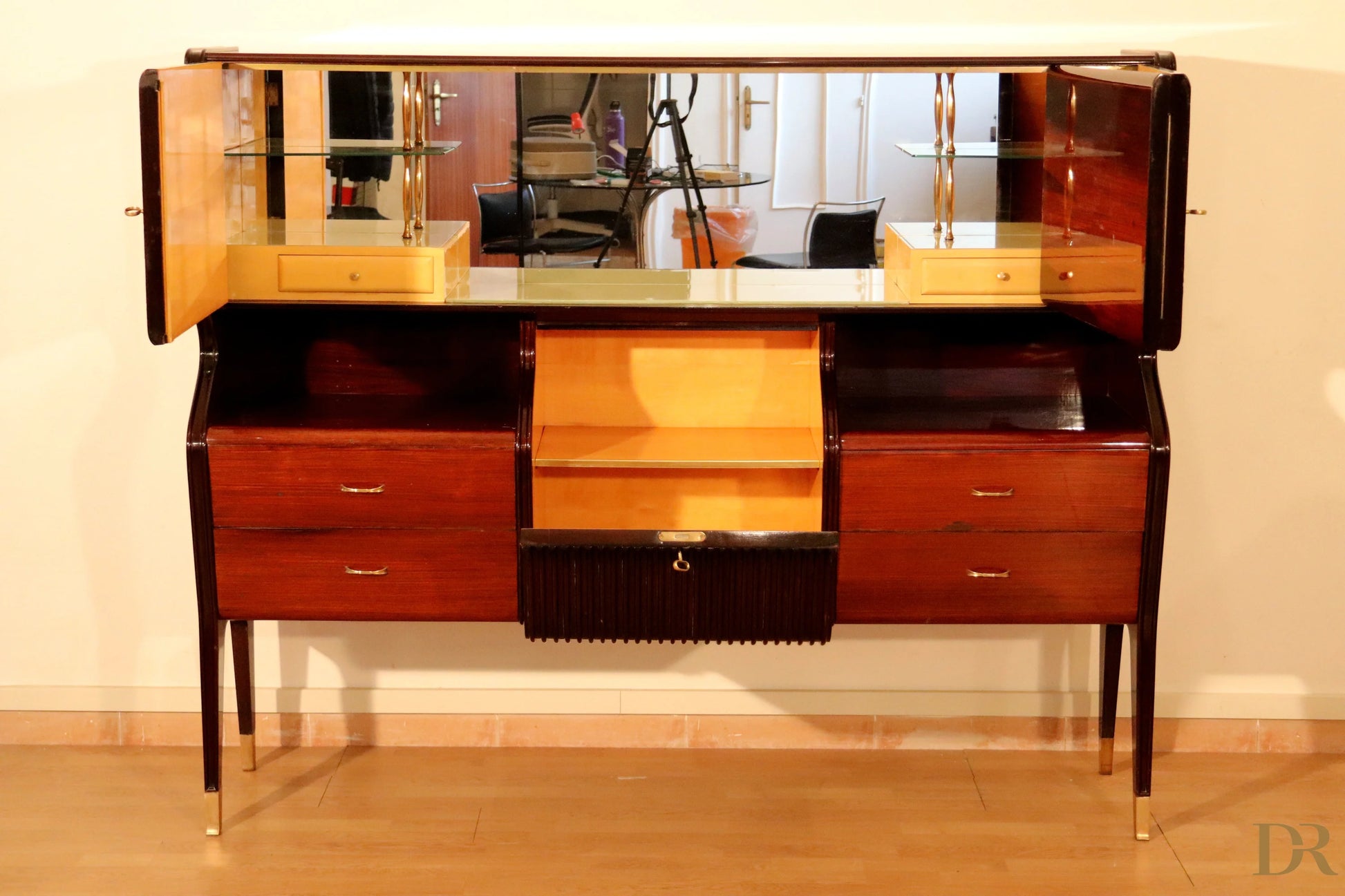 Elegant mid-century mahogany and rosewood sideboard with glass and brass handles by Osvaldo Borsani