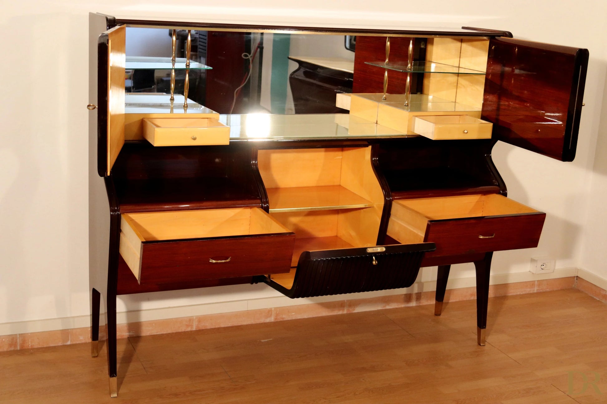 Elegant mid-century mahogany and rosewood sideboard with mirrors and gold handles by Osvaldo Borsani