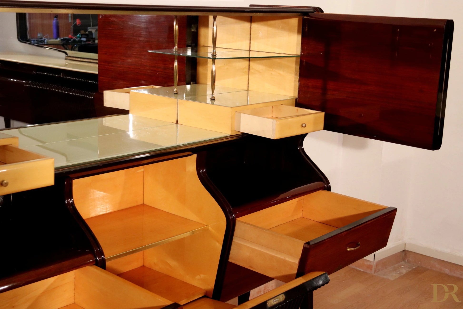 Mid-century sideboard by Osvaldo Borsani in mahogany and rosewood with mirrored doors and curved fronts, Borsani furniture Varedo